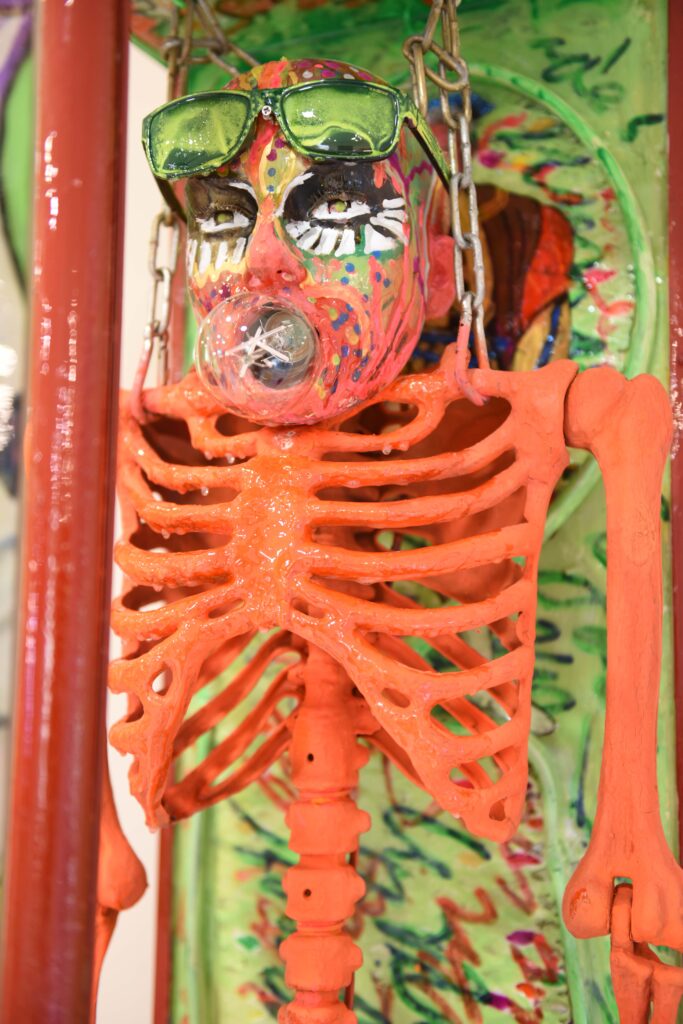 Primer plano lateral de la escultura de Halloween de Humberto Poidomani, que muestra intrincados detalles y texturas.